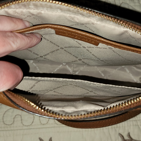 Michael Kors Jet Set Charm Large Crossbody - Picture 4 of 5